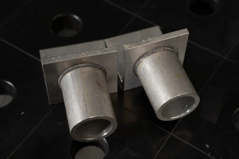 Kehlnaht auf Aluminium: links kontinuierlich, rechts pulsierend (Fischschuppenoptik)